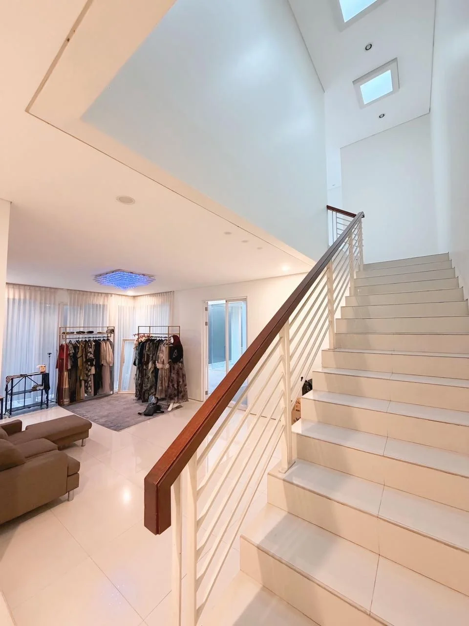 Dijual Rumah Premium Semi Furnished 2 Lantai Siap Huni di Royal Residence Surabaya Barat