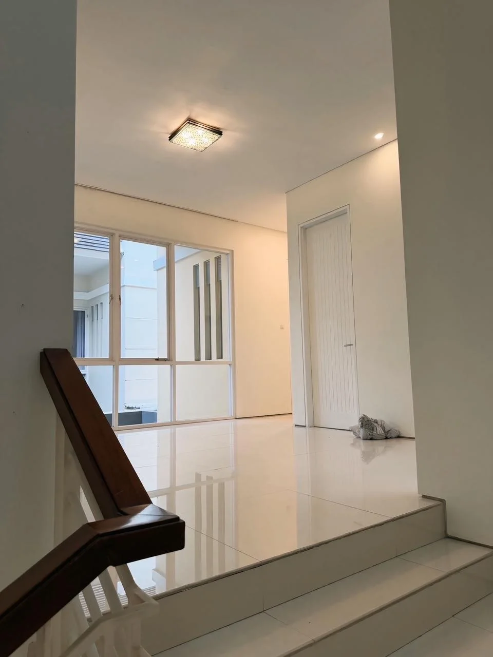 Dijual Rumah Premium Semi Furnished 2 Lantai Siap Huni di Royal Residence Surabaya Barat - Thumbnail 2