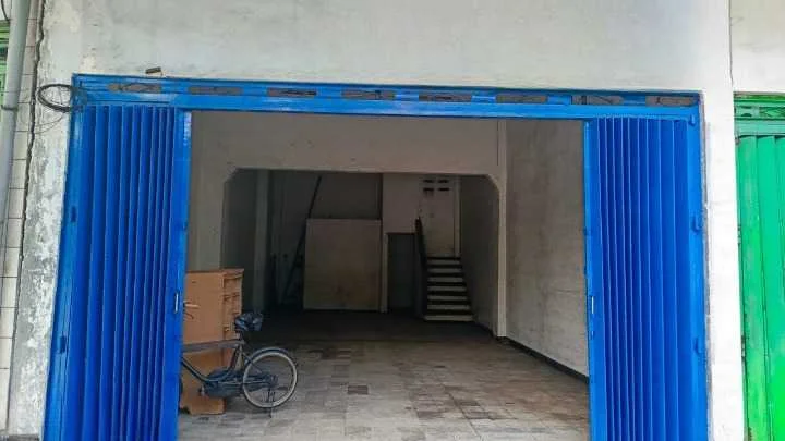Disewakan Ruko 1 Lantai Strategis Siap Huni di Jalan Raya Tembaan Surabaya Pusat - Image 1