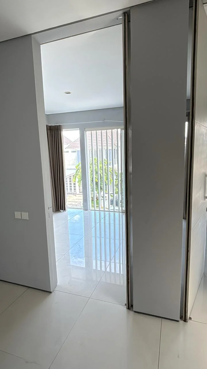 Disewakan Rumah Strategis di Stone Gate Park Citraland Surabaya Barat - Thumbnail 6