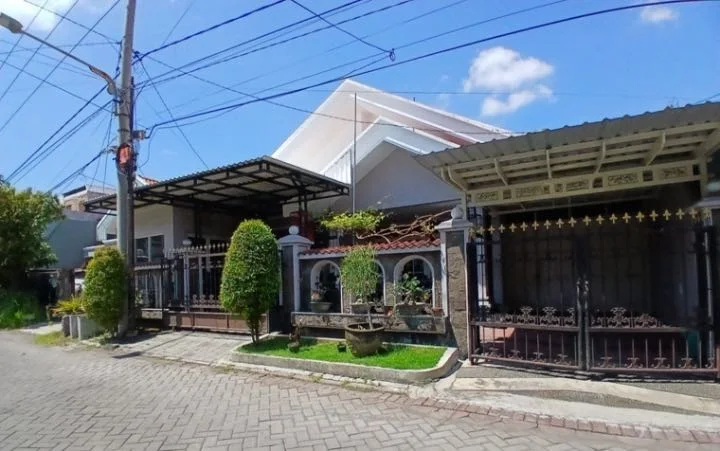 Dijual Rumah Siap Huni di Jalan Manyar Tirtoyoso Utara Surabaya Timur