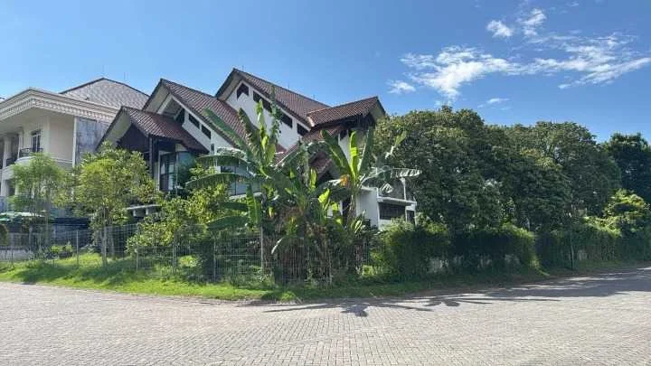 Dijual Rumah Mewah Rasa Villa Minimalis di Bukit Golf Surabaya Barat