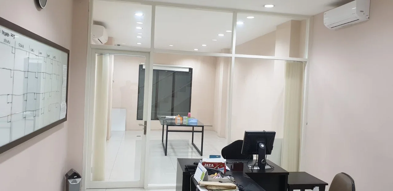 Dijual/Disewakan Ruko 3 Lantai Siap Pakai Strategis di Mayjen Sungkono Surabaya Barat - Thumbnail 3