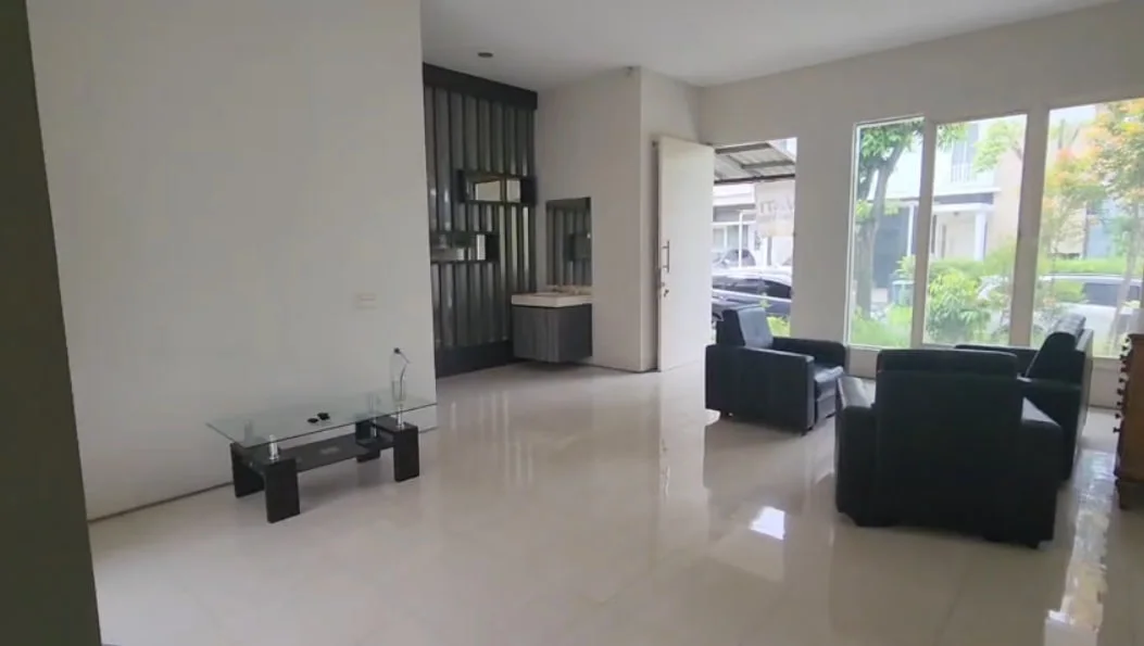 Disewakan Rumah 2 Lantai Ideal di Woodland Citraland Surabaya Barat - Image 1