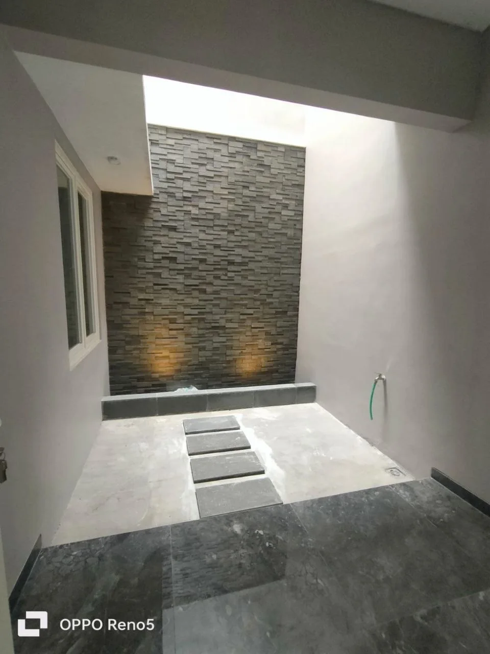 Dijual Rumah Modern di Jalan Manyar Tirtoyoso Surabaya Timur - Thumbnail 2
