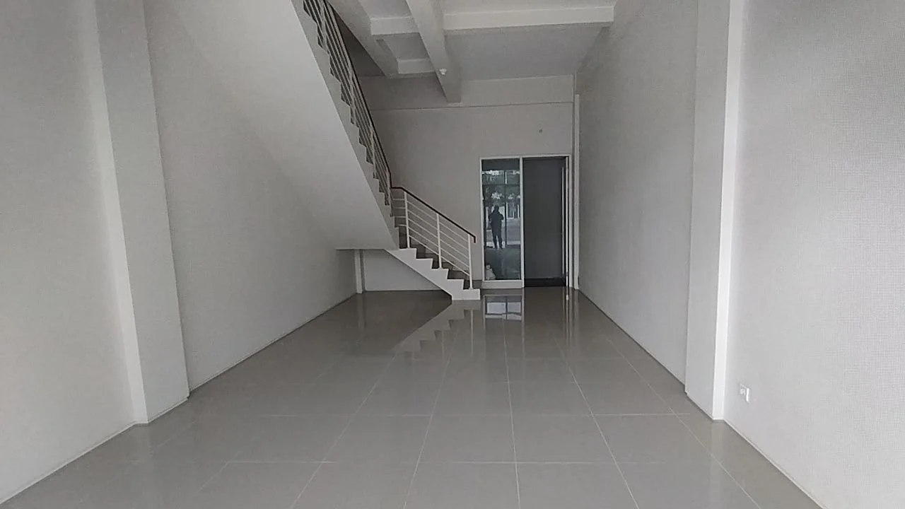 Disewakan 2 Ruko Jejer 3 Lantai Lokasi Strategis Cocok Untuk Usaha di North West Boulevard Surabaya Barat - Thumbnail 3