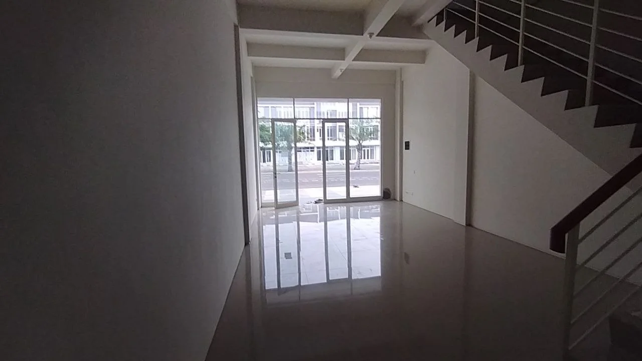 Disewakan 2 Ruko Jejer 3 Lantai Lokasi Strategis Cocok Untuk Usaha di North West Boulevard Surabaya Barat - Thumbnail 4