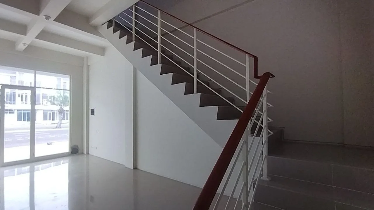 Disewakan 2 Ruko Jejer 3 Lantai Lokasi Strategis Cocok Untuk Usaha di North West Boulevard Surabaya Barat - Thumbnail 6