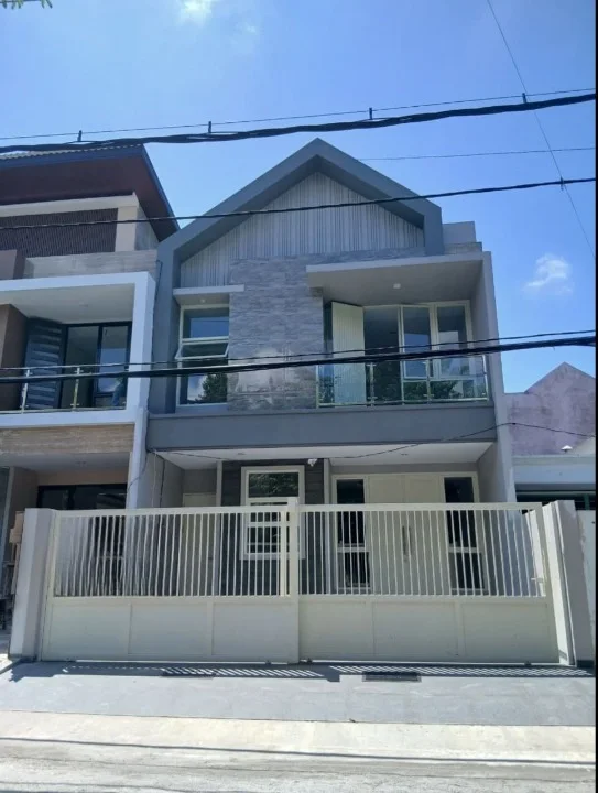 Dijual Rumah Baru 2 Lantai Murah Strategis Manyar Tirtoyoso Surabaya Timur