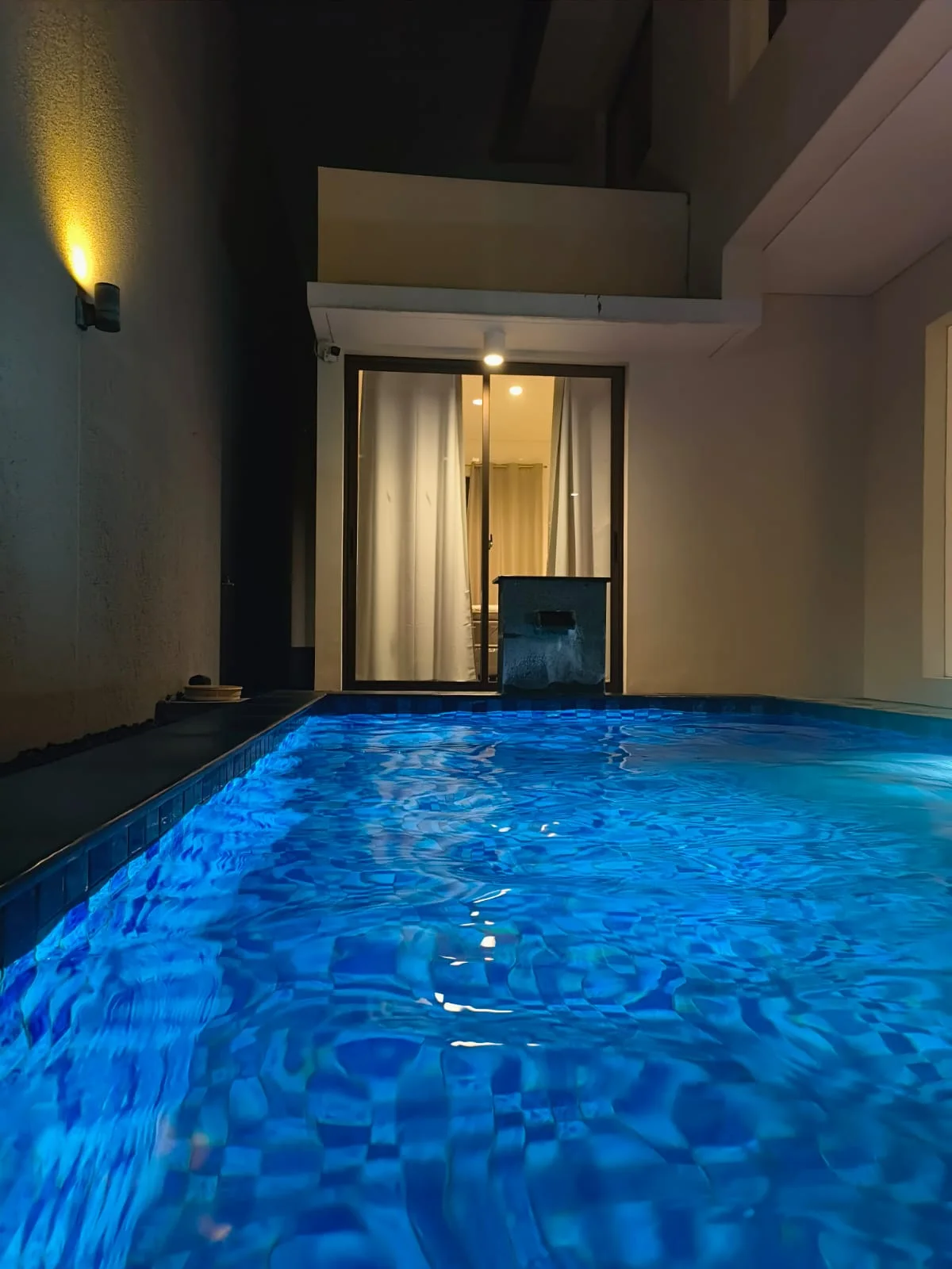 Dijual Rumah Mewah 2 Lantai Graha Natura plus Swimming Pool Lokasi Premium Surabaya Barat - Thumbnail 2