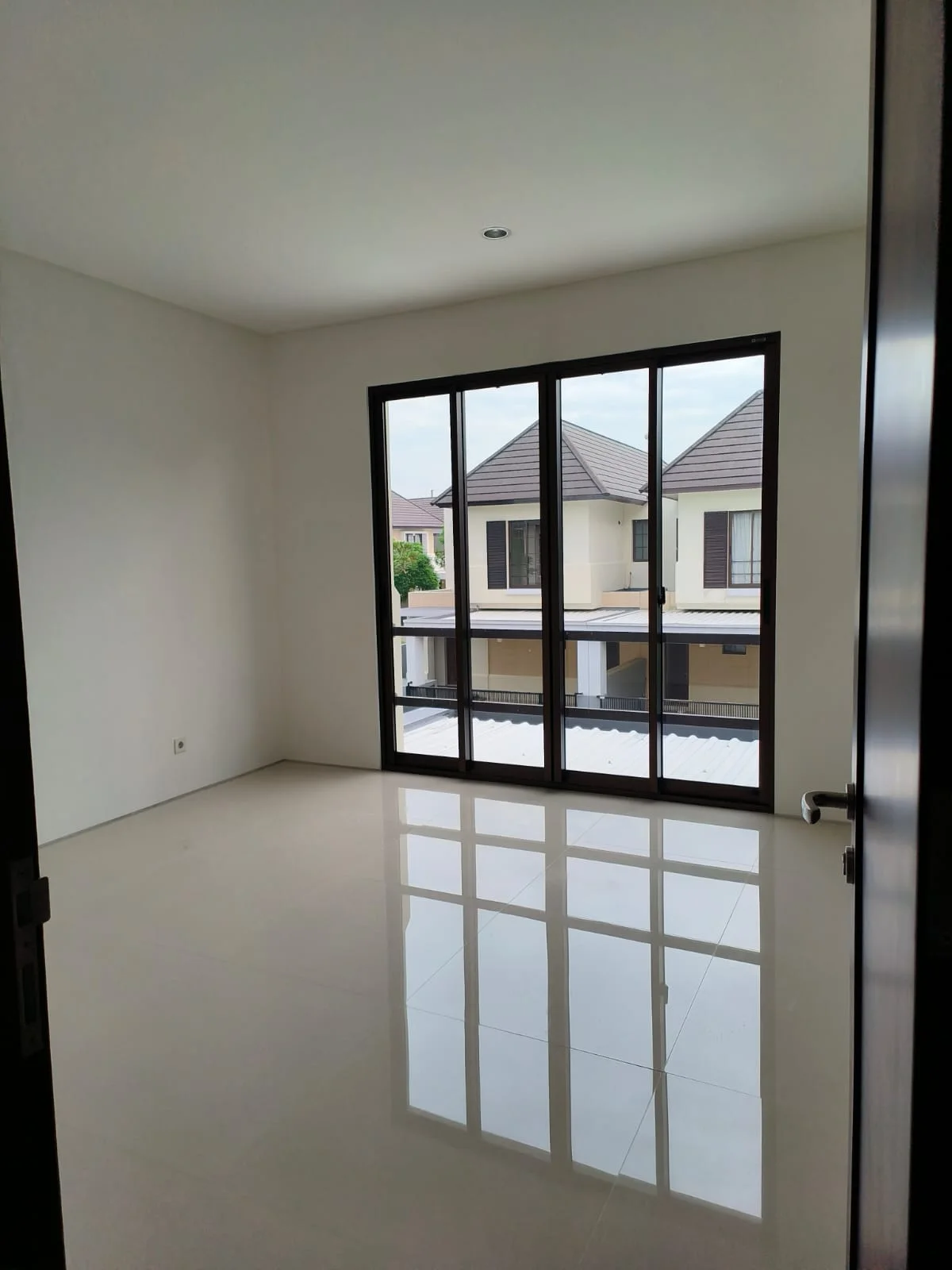Dijual Rumah Mewah 2 Lantai Graha Natura plus Swimming Pool Lokasi Premium Surabaya Barat - Thumbnail 3