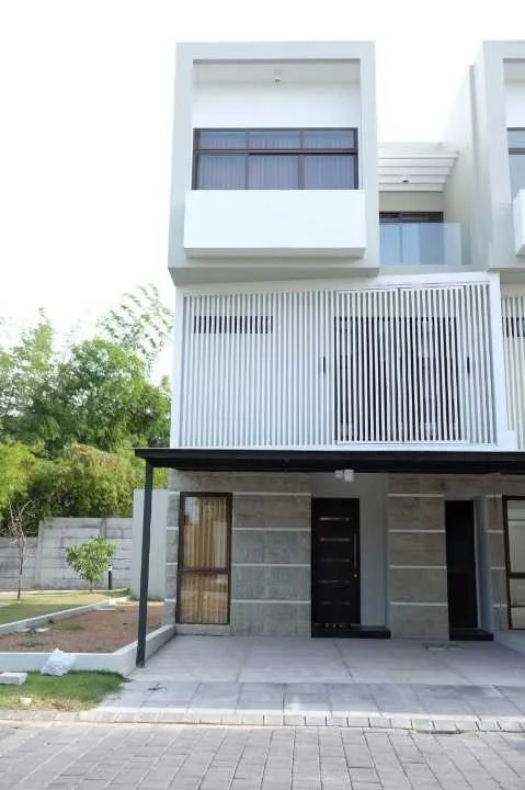 Disewakan Rumah 3 Lantai Full Furnish Siap Huni di Graha Natura Surabaya Barat - Image 1