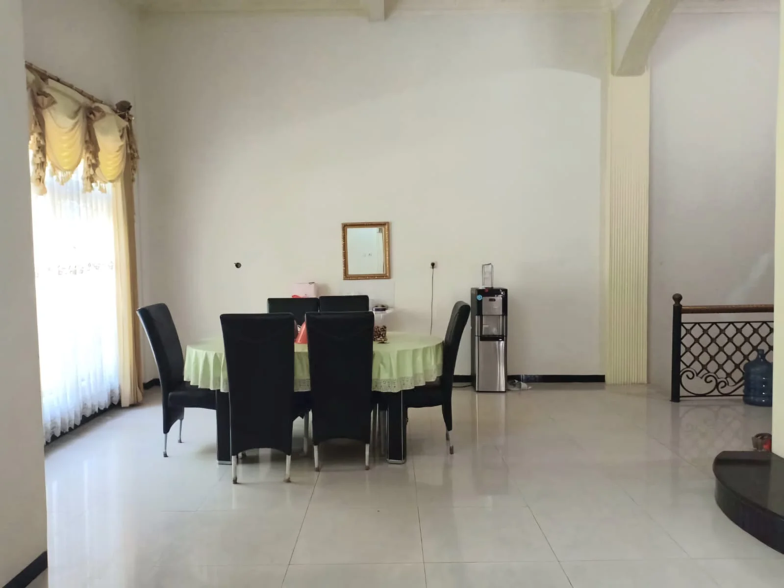 Dijual Rumah Nyaman 6 KT Classic Premium Strategis Akases Mudah di Kawasan Citraland Utama Surabaya Barat - Thumbnail 2
