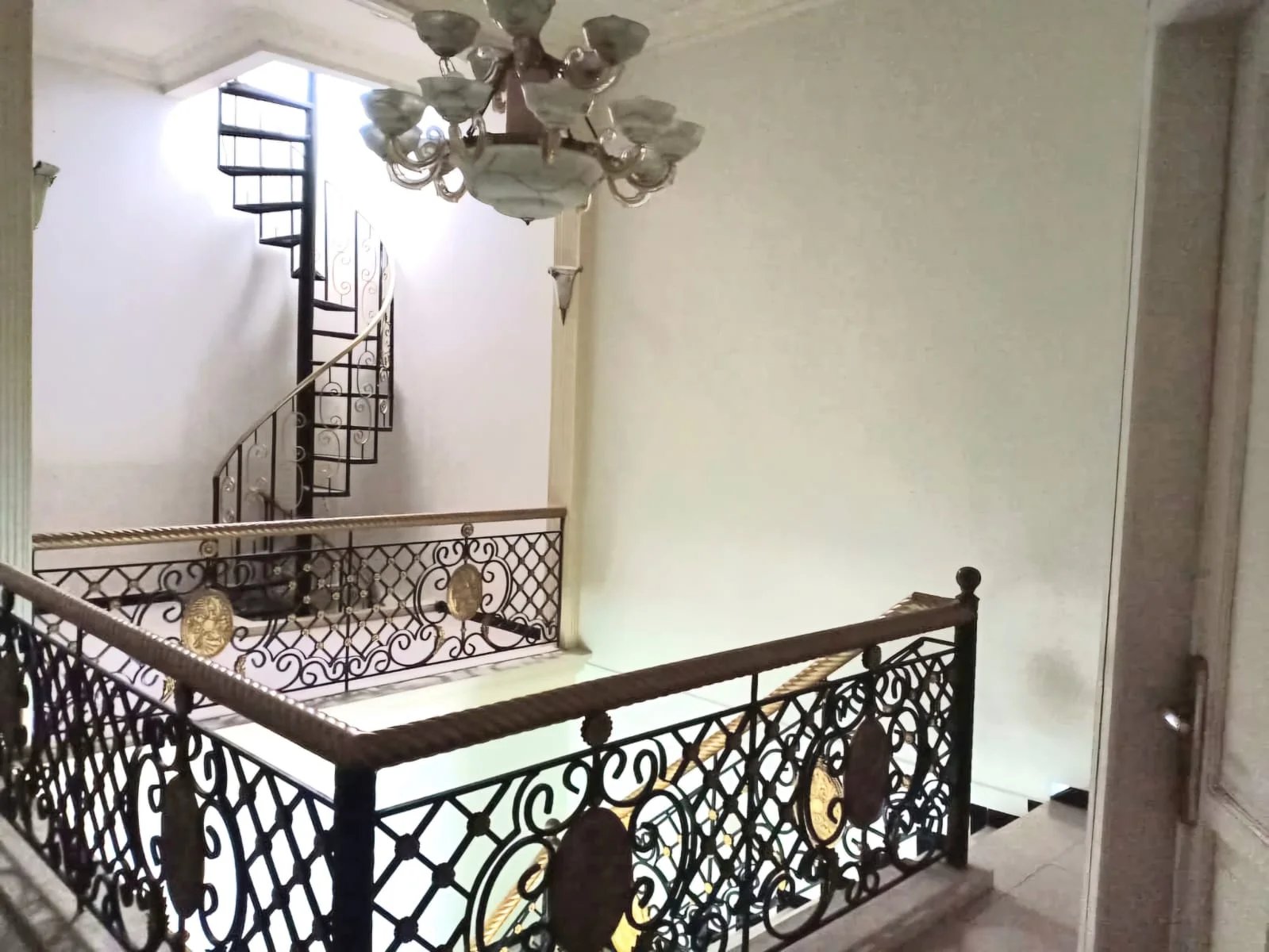 Dijual Rumah Nyaman 6 KT Classic Premium Strategis Akases Mudah di Kawasan Citraland Utama Surabaya Barat - Thumbnail 5
