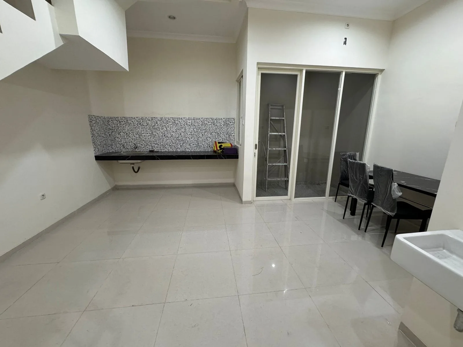 Disewakan Rumah Baru Siap Huni Manyar Indah Surabaya Timur - Thumbnail 4
