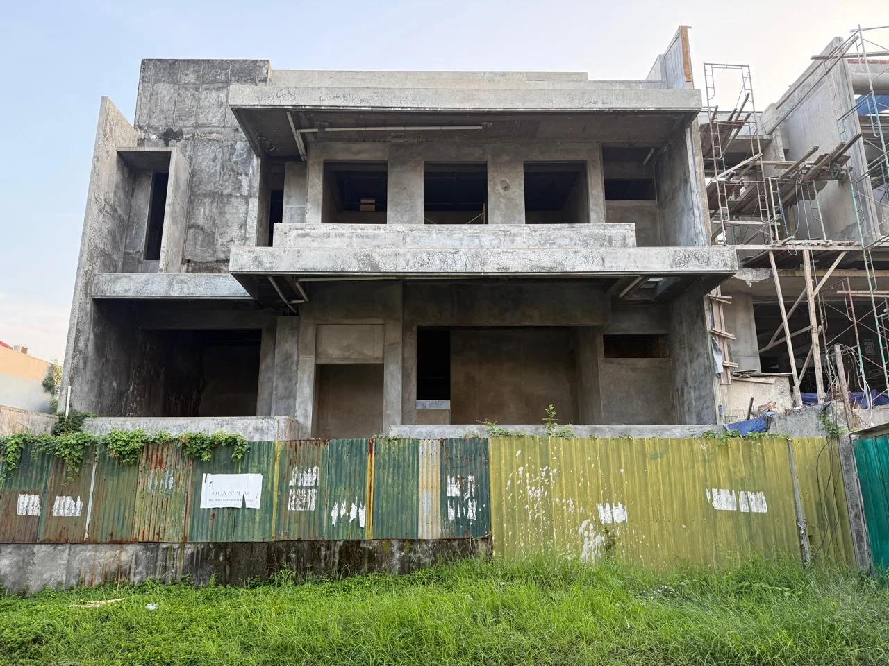 Jual rumah megah Vila Bukit Regency Pakuwon Indah Surabaya Barat