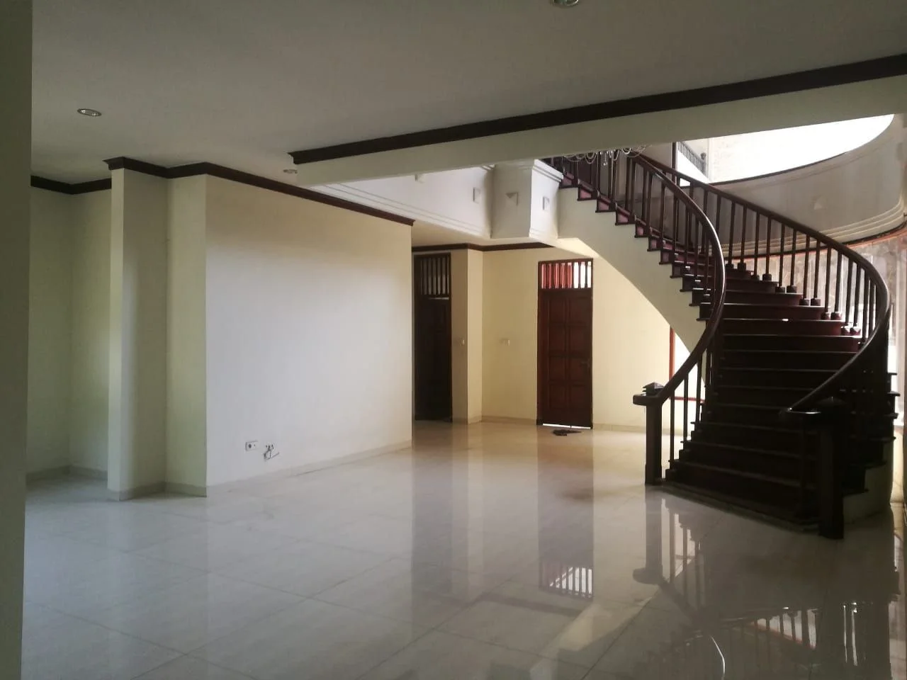 Dijual Rumah Mewah Luas Siap Huni di Wilayah Margorejo Indah Surabaya Selatan - Thumbnail 2