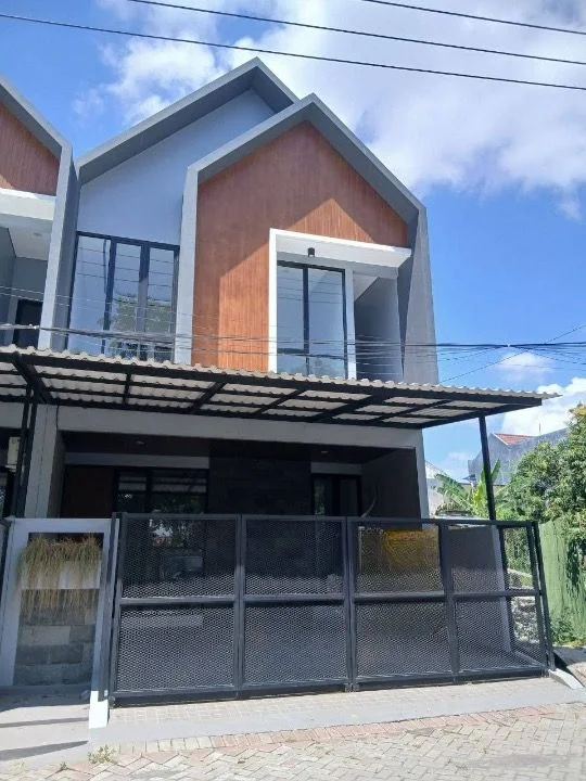 Dijual Rumah Modern Baru Gress di Jalan Manyar Tirtoyoso Utara Surabaya Timur