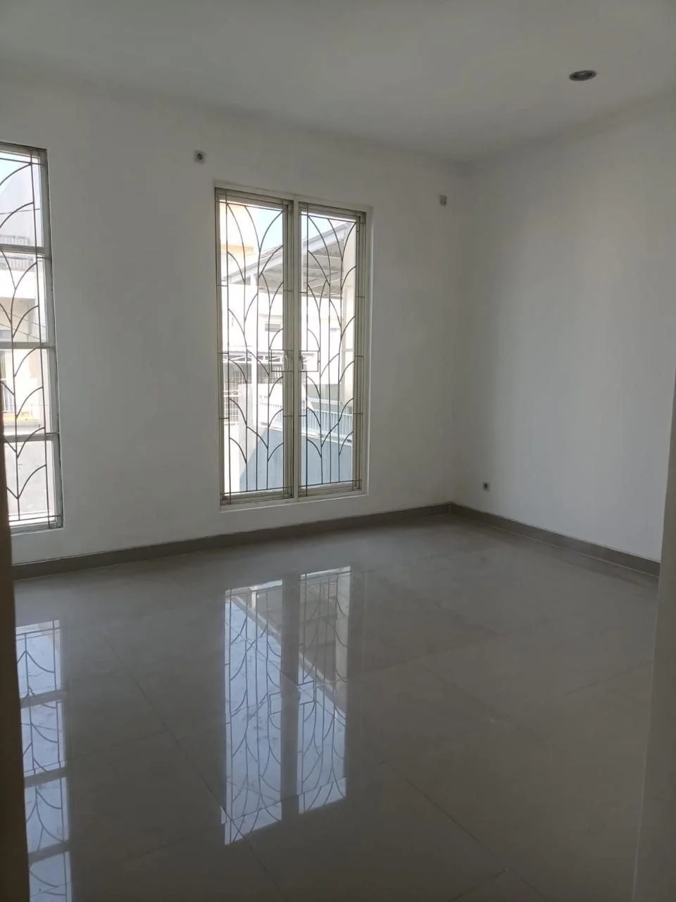 Dijual Rumah 2 Lantai di Perumahan Simpang Darmo Regency Surabaya Barat - Thumbnail 2