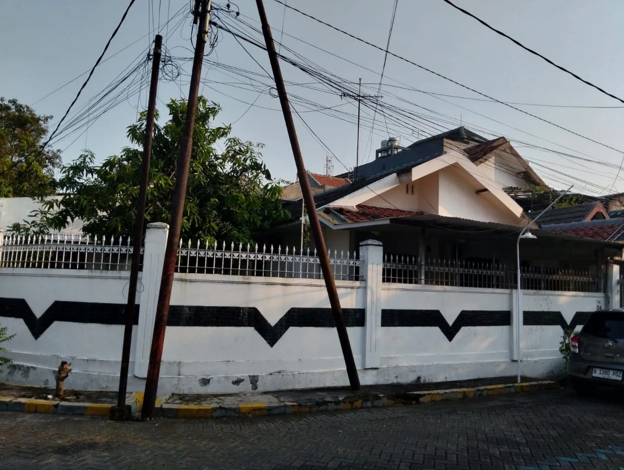 Dijual Rumah Hook Strategis di Jalan Wisma Permai Surabaya Timur