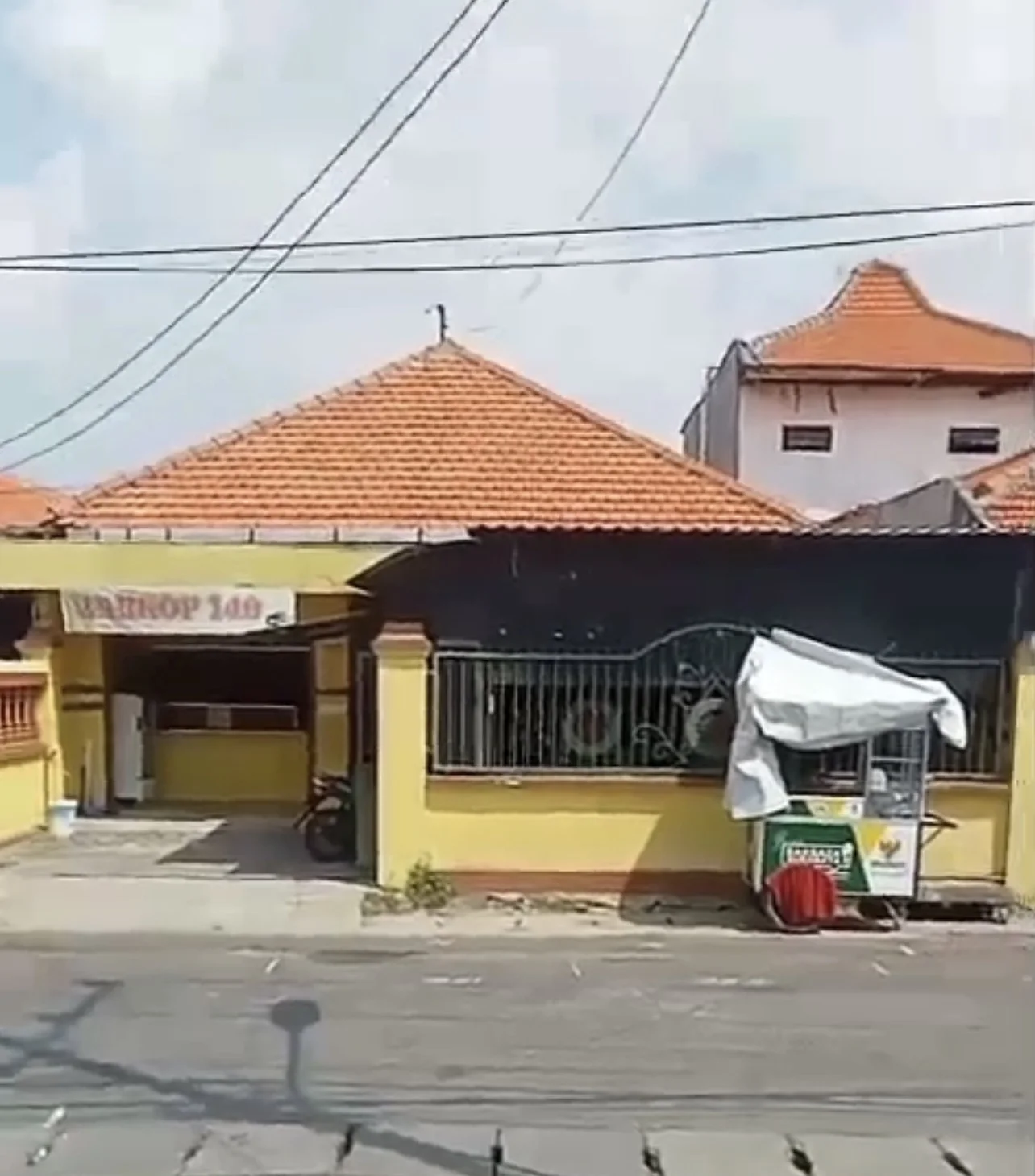 Dijual Rumah Hitung Tanah dengan Kos Aktif di Jalan Kedung Baruk Surabaya Timur