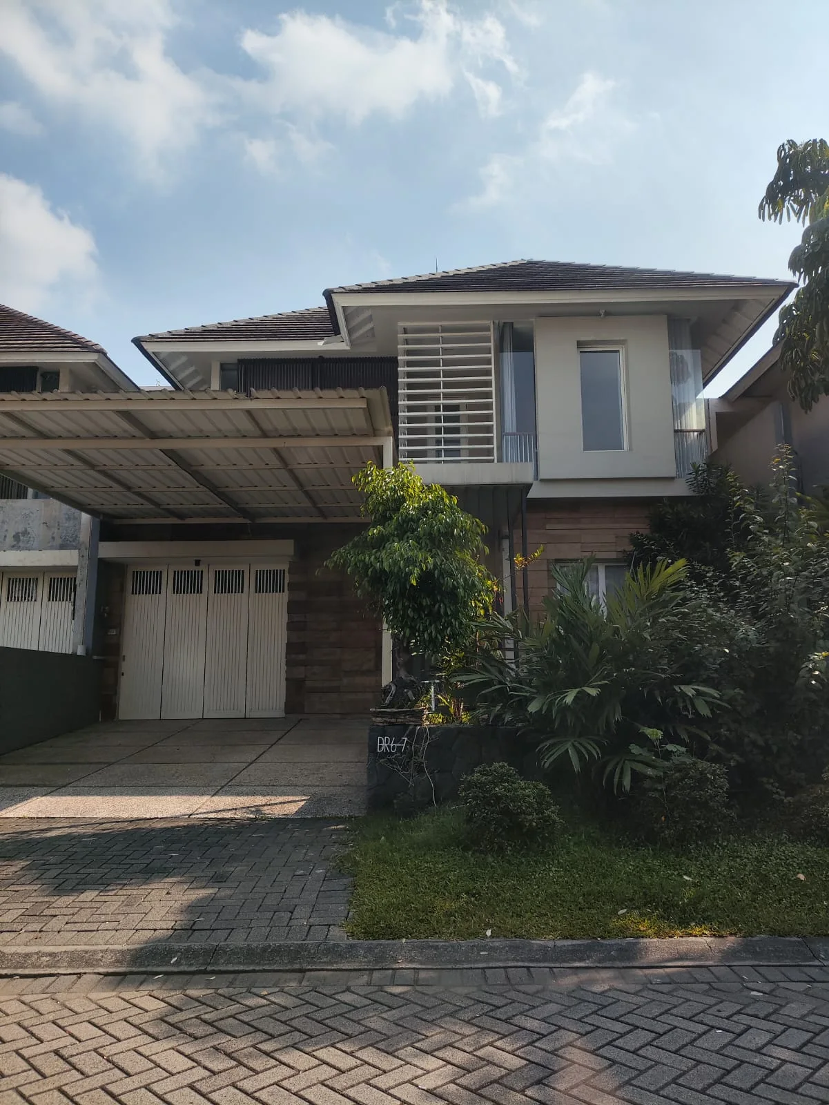 Disewakan Rumah Nyaman di Diamond Hill Citraland Surabaya Barat (bbaa) - Image 1