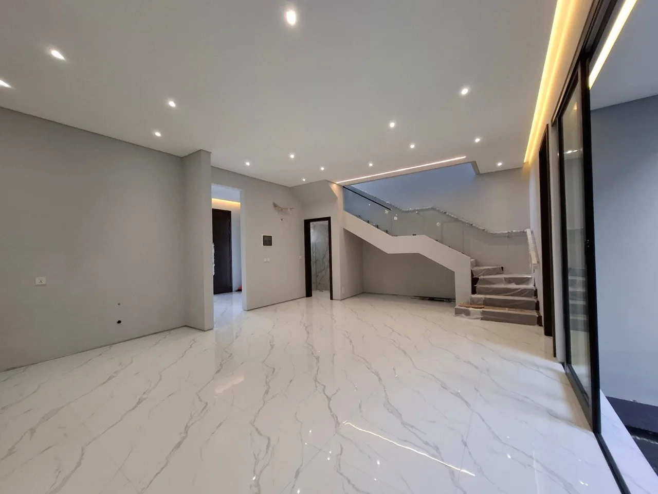 Jual Rumah Mewah Minimalis Kontemporer di Woodland Citraland Surabaya Barat - Thumbnail 2