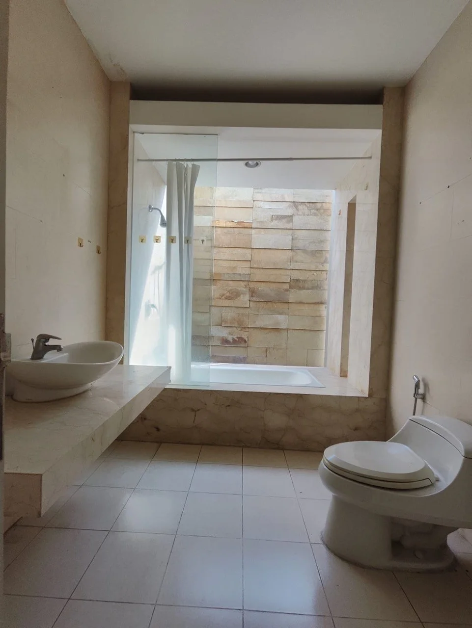 Disewakan Rumah Mewah 2 Lantai Siap Huni di Diamond Hill Citraland Surabaya Barat - Thumbnail 4