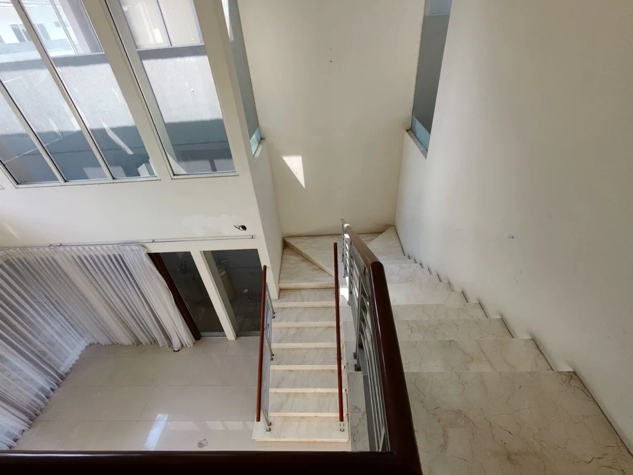 Disewakan Rumah Mewah 2 Lantai Siap Huni di Diamond Hill Citraland Surabaya Barat - Thumbnail 5