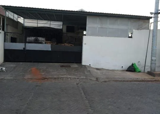 Dijual/Disewakan Gudang Luas Strategis di Perumahan Bumi Marina Emas Surabaya Timur - Image 1