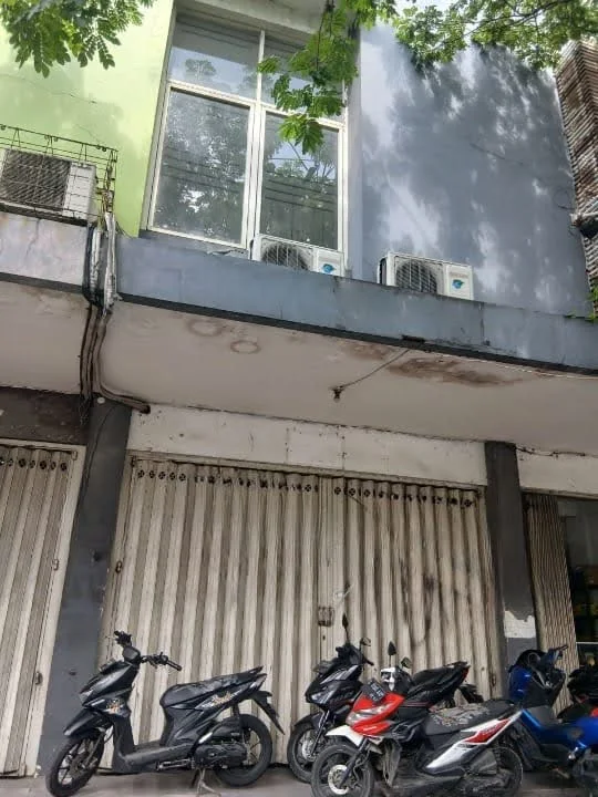 Disewakan Ruko Lokasi Strategis 3 Lantai Lingkungan Ramai di Kawasan Kedung Cowek, Surabaya Timur - Image 1