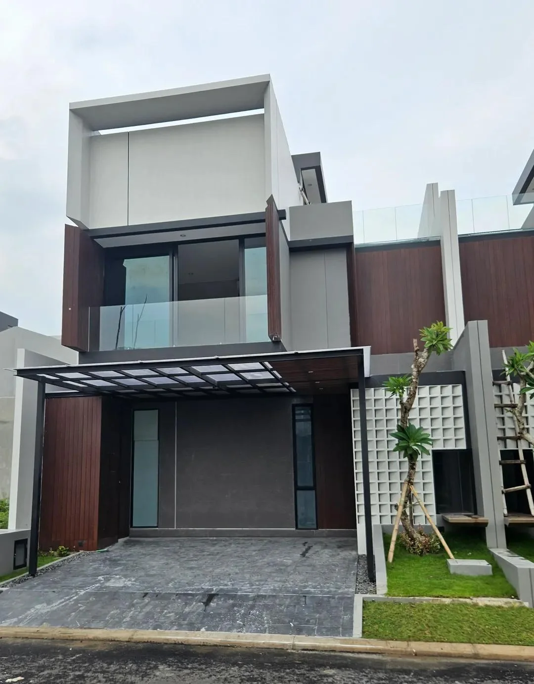 Disewakan Rumah Premium Baru Gress di Dempsey Hill Surabaya Barat