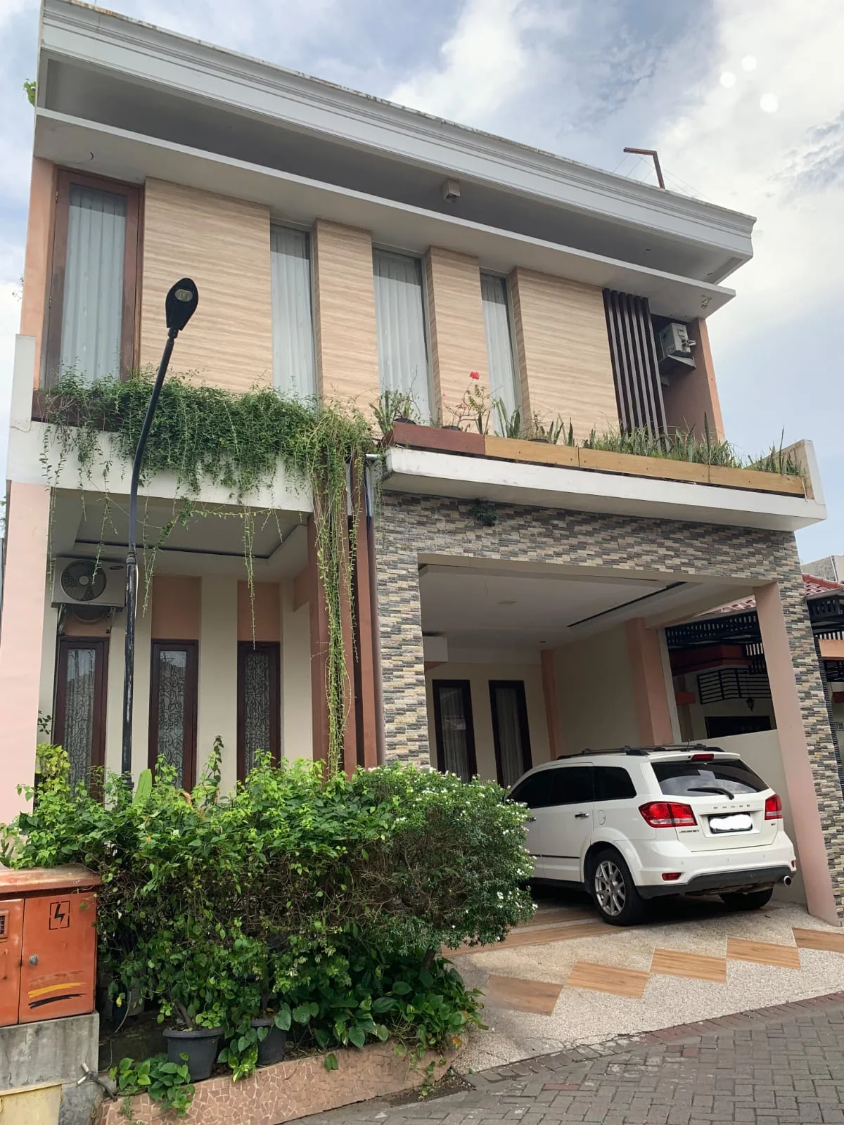 Dijual Rumah Modern Minimalis di Royal Ketintang Regency Surabaya Selatan - Image 1