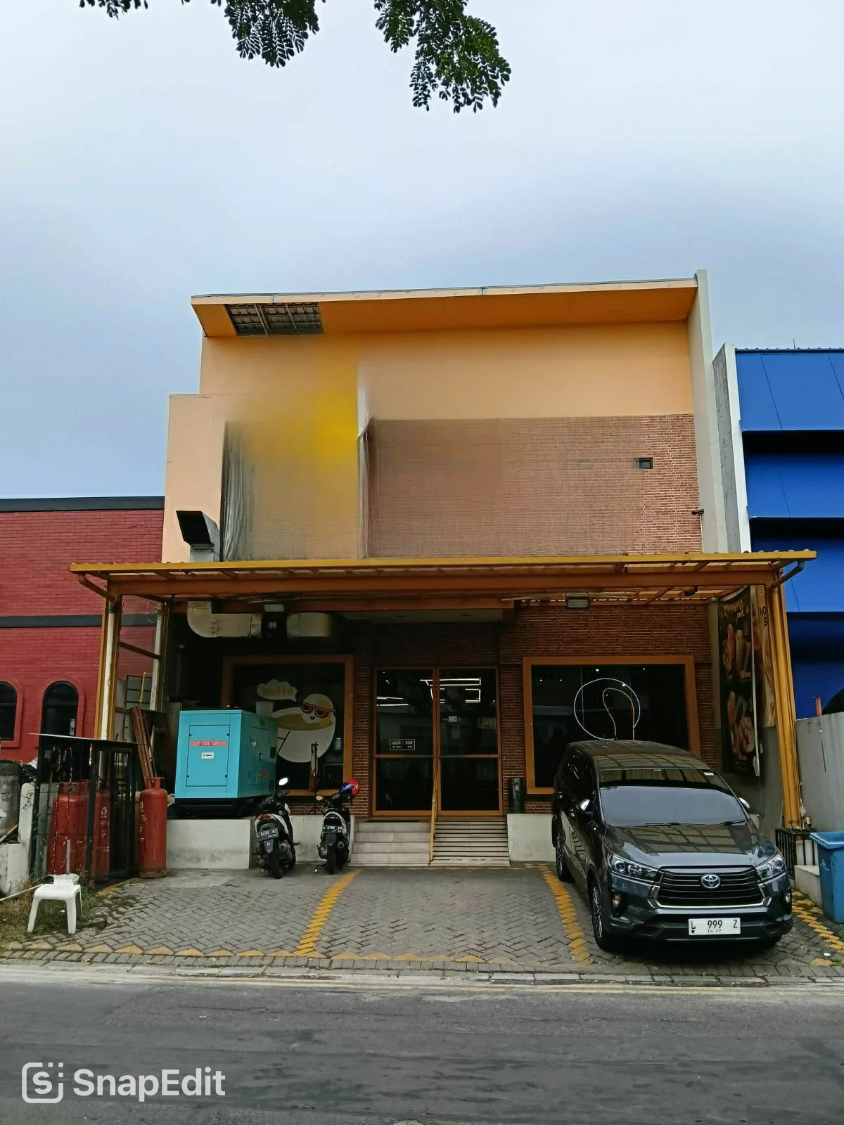 Disewakan Ruko Strategis Siap Pakai di Kawasan Niaga Gapura Citraland, Surabaya Barat - Image 1