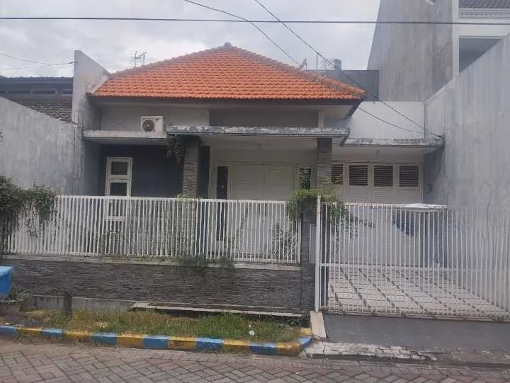 Dijual Rumah Strategis di Jalan Kutisari Indah Barat Surabaya Selatan