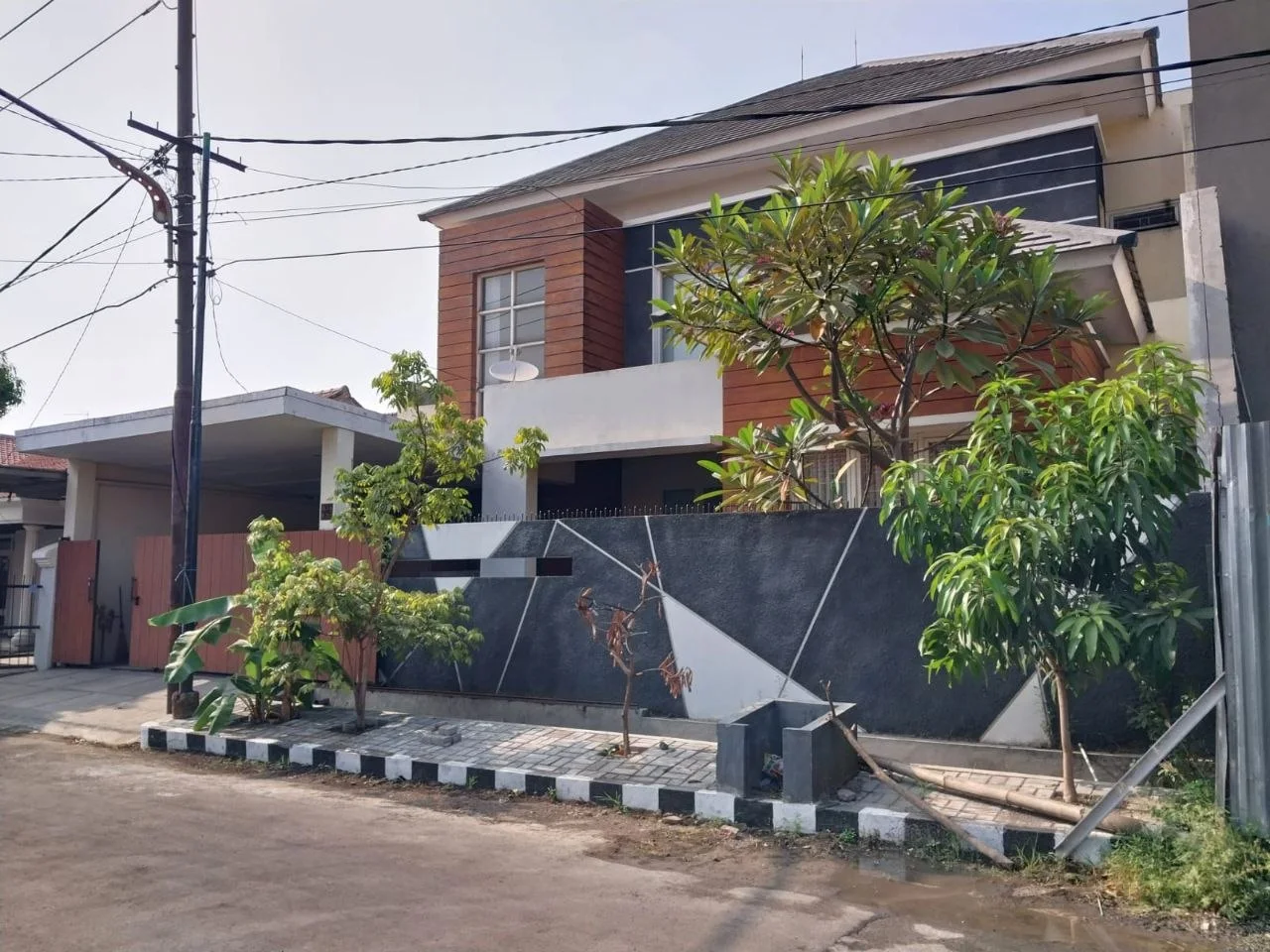 Dijual Rumah Strategis di Jalan Rungkut Asri Surabaya Timur