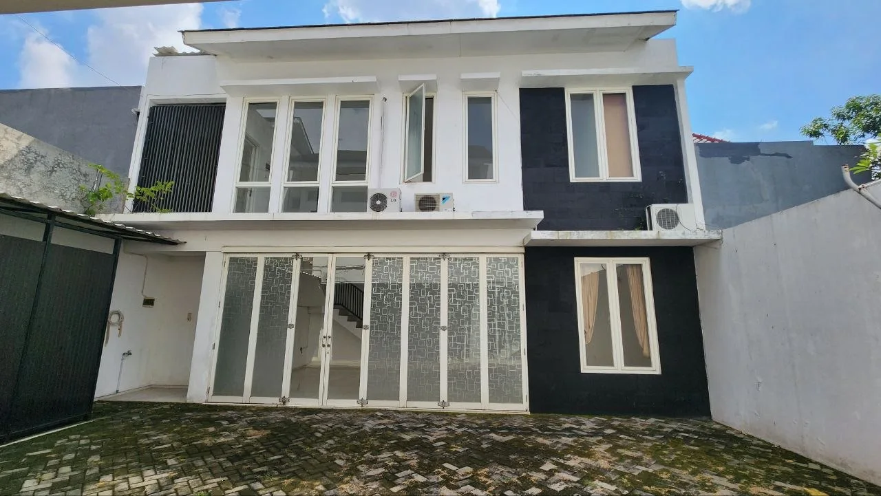 Dijual/Disewakan Rumah Mewah Langka Lokasi Strategis di Perumahan The Gayungsari Surabaya Selatan - Image 1
