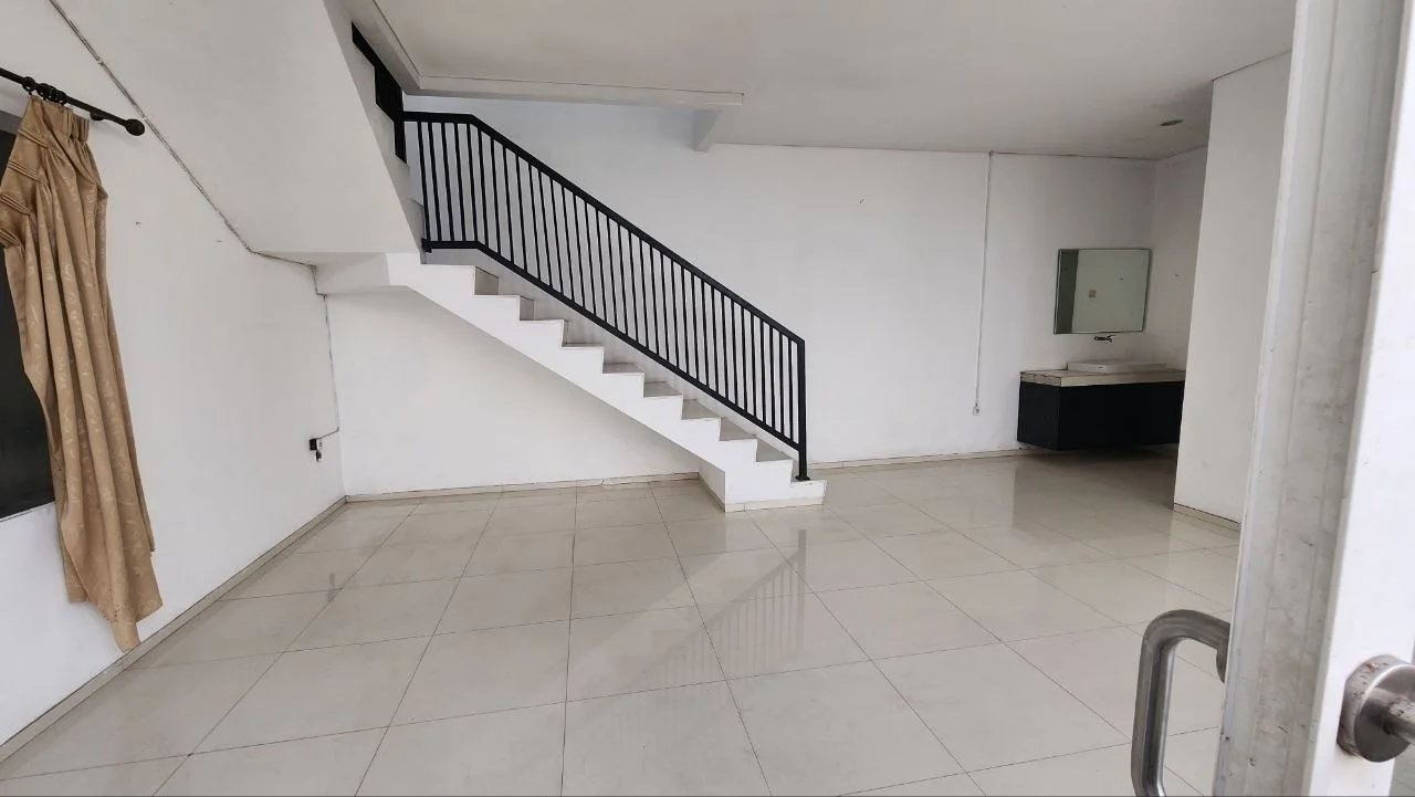 Dijual/Disewakan Rumah Mewah Langka Lokasi Strategis di Perumahan The Gayungsari Surabaya Selatan - Thumbnail 2