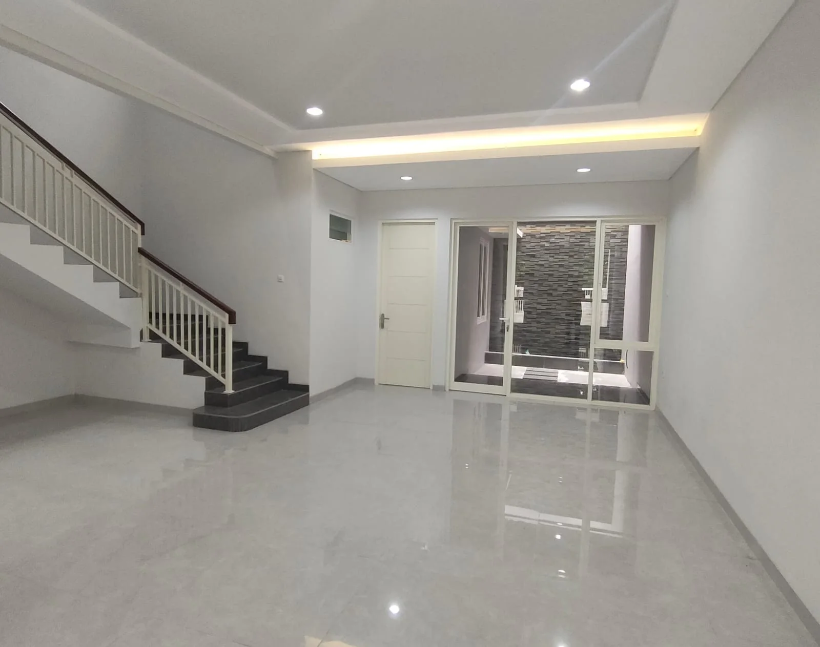 Dijual Rumah 2 Lantai Jalan Elite Lokasi Strategis Manyar Tirtoyoso Surabaya Timur - Thumbnail 3