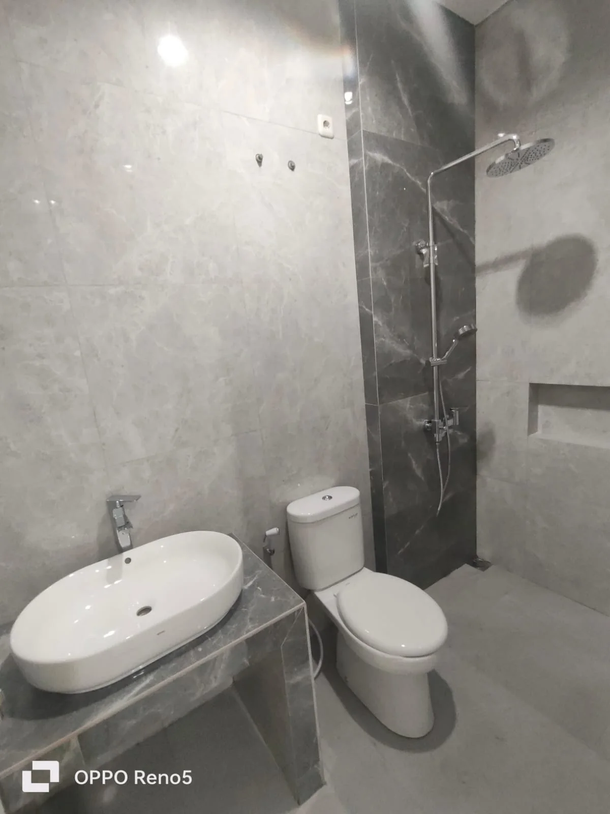 Dijual Rumah 2 Lantai Jalan Elite Lokasi Strategis Manyar Tirtoyoso Surabaya Timur - Thumbnail 7