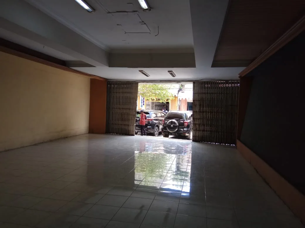 Disewakan Ruko Luas Sentra Bisnis di Jalan Baliwerti, Surabaya Pusat - Thumbnail 4