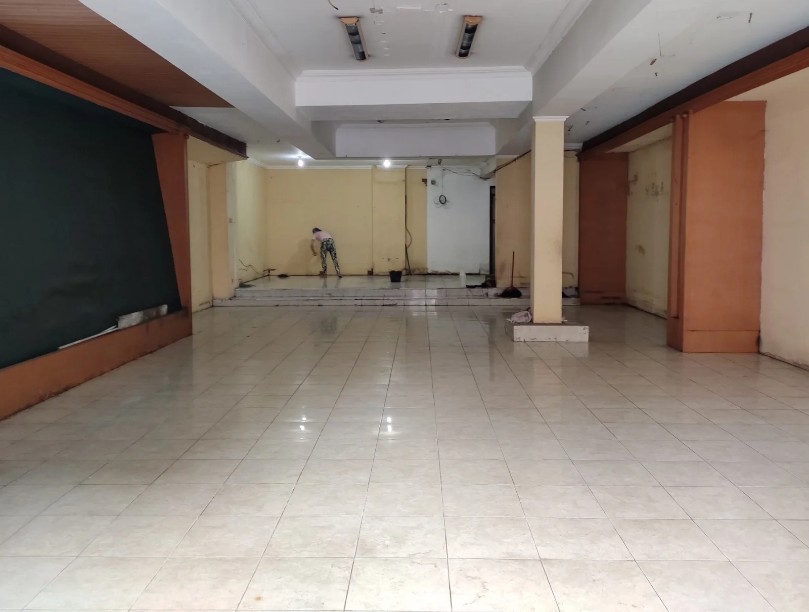Disewakan Ruko Lokasi Strategis Sentra Bisnis Baliwerti Surabaya Pusat - Thumbnail 6