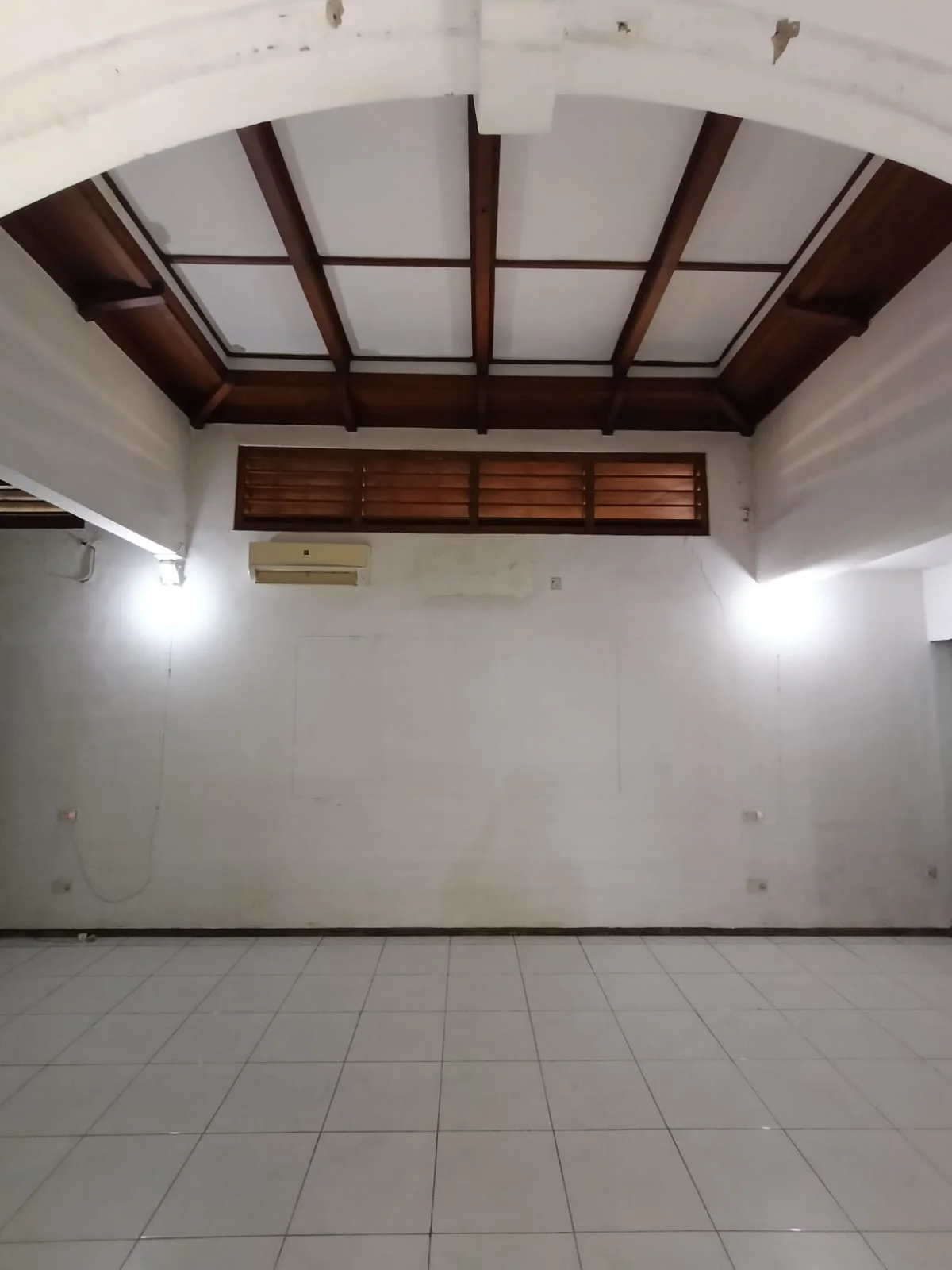 Disewakan Rumah Luas Komersial di Kawasan Polisi Istimewa, Tegalsari, Surabaya Pusat - Thumbnail 2
