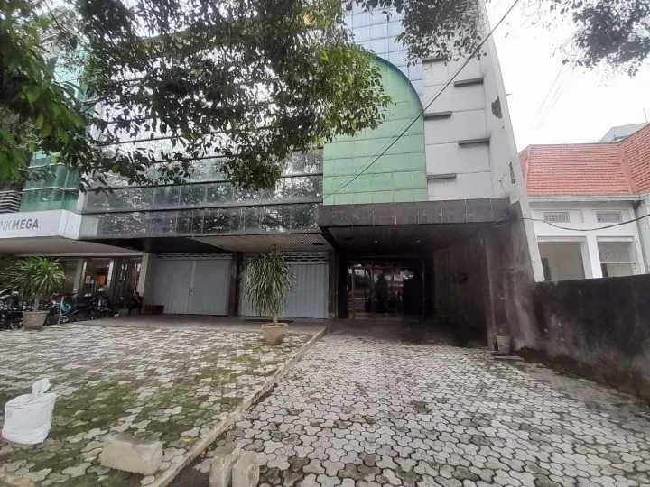 Disewakan Ruko 4 Lantai Strategis Cocok Untuk Usaha di Wilayah Yos Sudarso Surabaya Pusat - Image 1