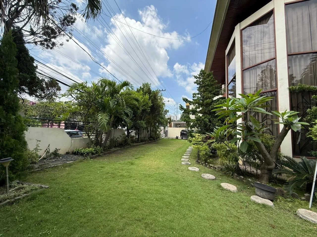 Disewakan Rumah Komersial Area 2 Lantai Siap Huni di Wilayah Raya Darmo Permai Surabaya Barat - Image 1