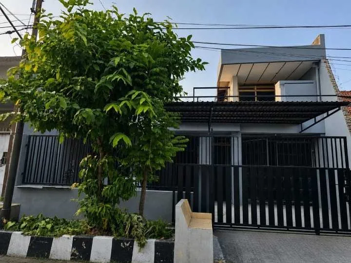 Dijual/Disewakan Rumah Siap Huni Cocok Untuk Hunian dan Usaha di Darmo Permai Selatan Surabaya Barat - Image 1