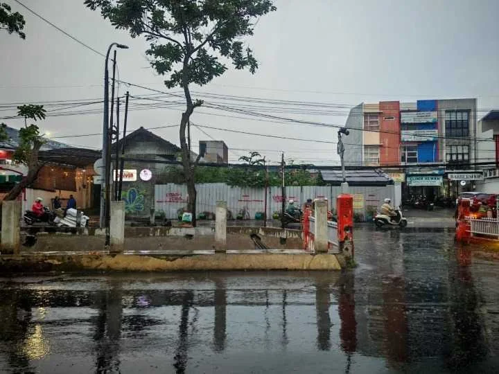 Disewakan Tanah Lokasi Strategis Kawasan Komersial di Raya Wiyung Surabaya Barat - Image 1