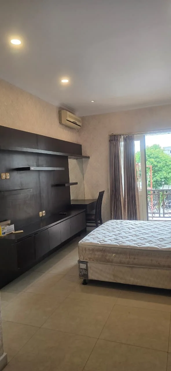 Disewakan Rumah Siap Huni 2 Lantai Lokasi Strategis di Cluster Royal Park Citraland Surabaya Barat - Image 1