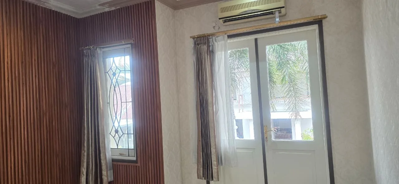 Disewakan Rumah Siap Huni 2 Lantai Lokasi Strategis di Cluster Royal Park Citraland Surabaya Barat - Thumbnail 2