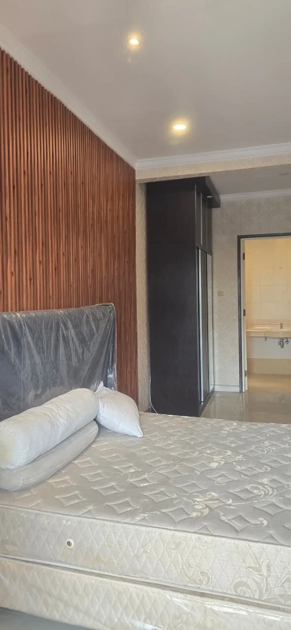Disewakan Rumah Siap Huni 2 Lantai Lokasi Strategis di Cluster Royal Park Citraland Surabaya Barat - Thumbnail 3